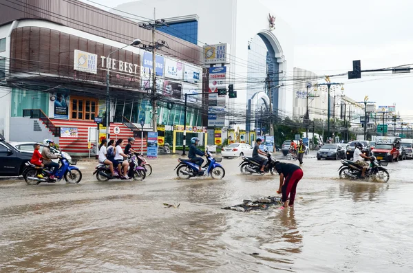 Flom etter kraftig regn i Sriracha, Chonburi, Thailand – stockfoto