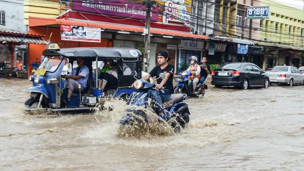 Наводнение после сильного дождя в Шрираче, Чонбури, Таиланд — стоковое фото