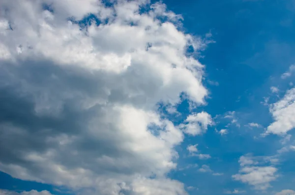 Nuvens agradáveis no céu azul — Fotografia de Stock