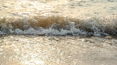 Deniz günbatımı ışık ile sörf