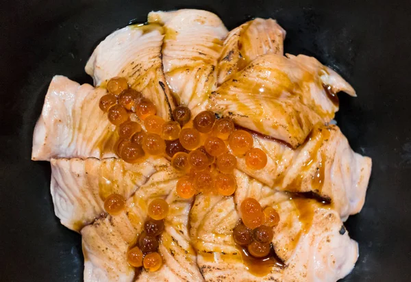 Жареный лосось с яйцами, японская кухня — стоковое фото