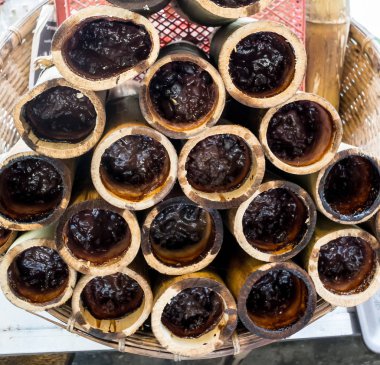 Bambu eklemlerinde kızartılmış glutinous pilavı.