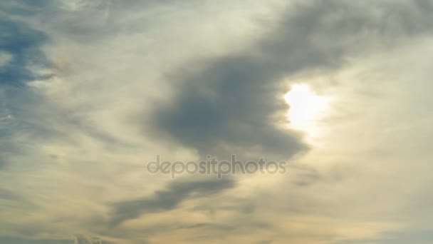 Pěkný západu slunce obloha s mraky hnutí v nebi, 4 k Time lapse — Stock video