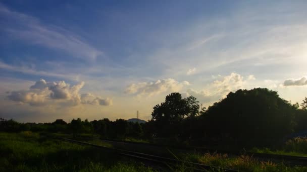4K El lapso de tiempo del paisaje agradable y el movimiento de las nubes en el ferrocarril — Vídeo de stock