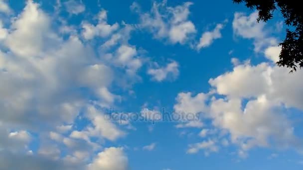 Waktu selang awan gerakan di langit biru, 4K waktu selang — Stok Video