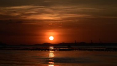 Si Chang Adası, 4 k zaman atlamalı deniz ve gün batımı gökyüzü günbatımı