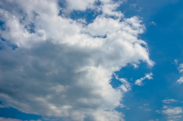 Schöne Wolken am blauen Himmel — Stockfoto