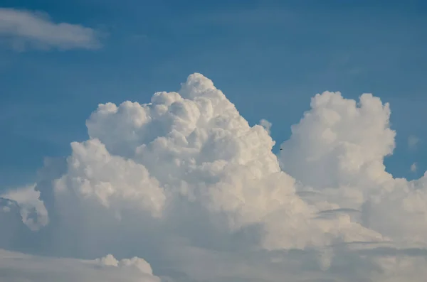 Nuvens agradáveis em fundo céu azul — Fotografia de Stock