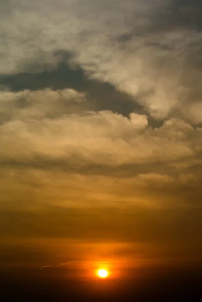 Bonitas nubes con puesta de sol en el cielo —  Fotos de Stock