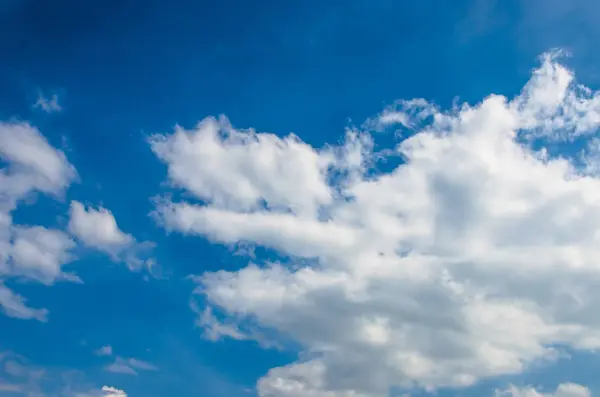 Nuvens agradáveis no céu azul — Fotografia de Stock