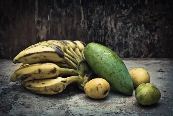 Fruits tropicaux nature morte — Photo