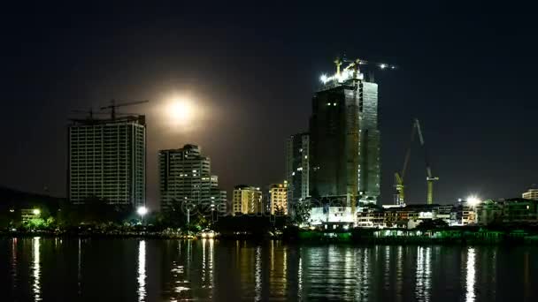 4 k 时间流逝的超级月亮上升与拉差城市景观背景 — 图库视频影像