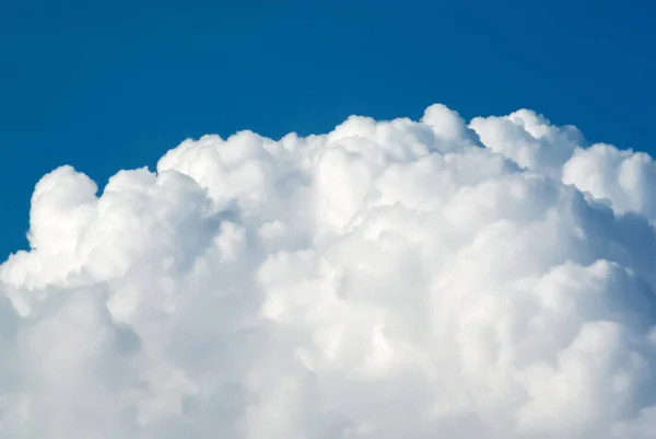 Ładny masywny chmury w błękitne niebo — Zdjęcie stockowe