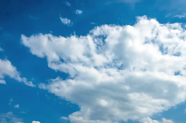 Belle nuvole nel cielo blu — Foto Stock
