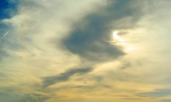 Красивые облака с закатом неба — стоковое фото