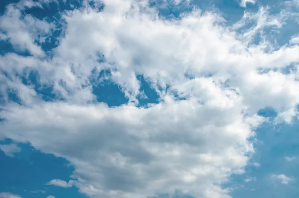 Nuvens agradáveis no céu azul — Fotografia de Stock