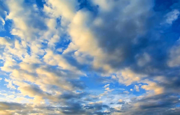 Mooie wolken in blauwe hemel — Stockfoto