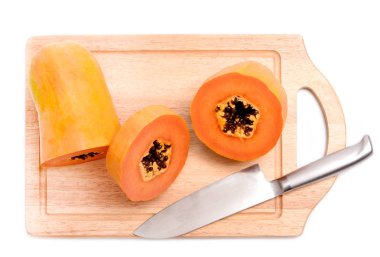 Papaya dilim beyaz arka plan üzerinde izole bıçak ile