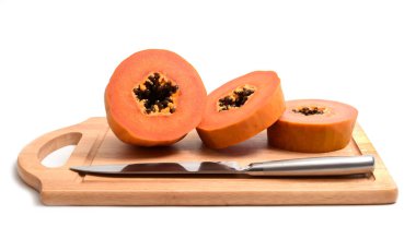 Papaya dilim beyaz arka plan üzerinde izole bıçak ile