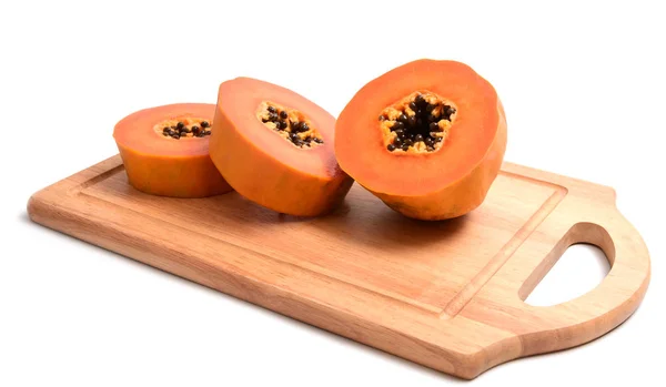 Papaya plasterek z drewnianym bloku na białym tle — Zdjęcie stockowe