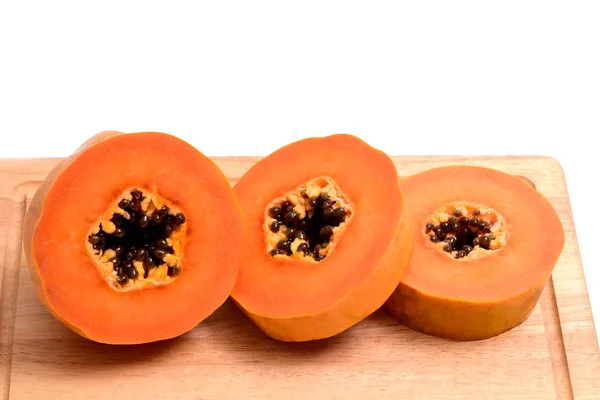 Papaya segment met houten blok geïsoleerd op witte achtergrond — Stockfoto