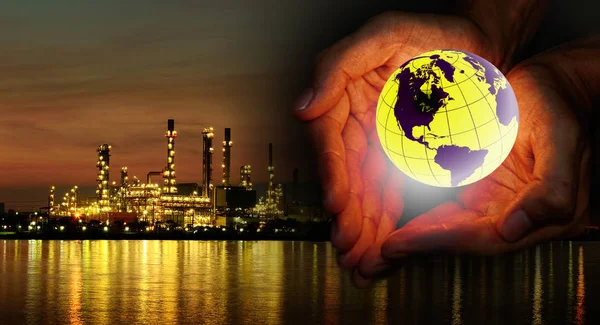 Save Power Konzept, Welt in der Hand mit Ölraffinerie Hintergrund — Stockfoto