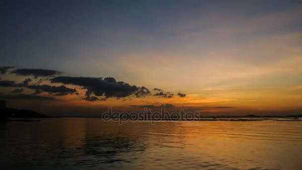 Barco silhueta navegando no mar com céu por do sol, 4K lapso de tempo — Vídeo de Stock