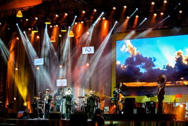 Caz kölelerinin grubu gerçekleştirmek 