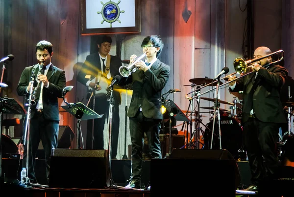 Jazzminions Band tritt bei "Jazz in Memory" in Bangsaen auf" — Stockfoto