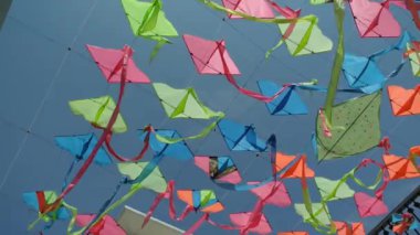 Uçurtma sanat süslemeleri ile mavi gökyüzü arka plan