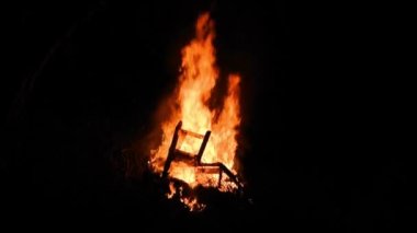 Geceleyin ateş yanıyor