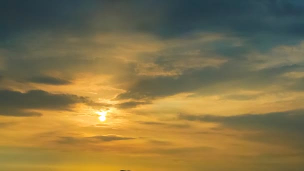 Lapso de tempo do céu por do sol no mar com Si Chang ilha fundo, Zoom shot estoque — Vídeo de Stock