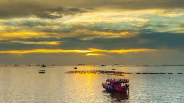 4 k zaman atlamalı denizde ön plan demirleme tekne ile günbatımı gökyüzünün