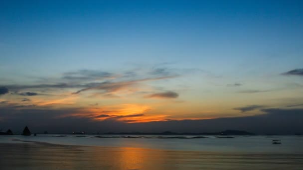 Zaman atlamalı günbatımı gökyüzü ve deniz, atış Zoom — Stok video
