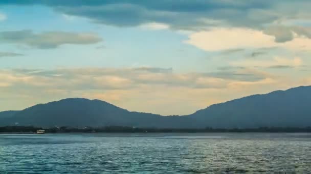 4K Время истечения облаков над водохранилищем Банг-Пра, Таиланд — стоковое видео