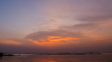 4 k zaman atlamalı günbatımı gökyüzünün denizde, Chonburi, Tayland, Thailand