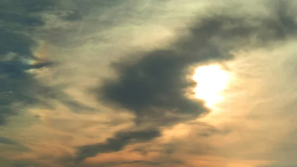 Nuvens agradáveis com céu por do sol — Fotografia de Stock