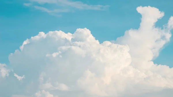Schöne Wolken im blauen Himmel Hintergrund — Stockfoto