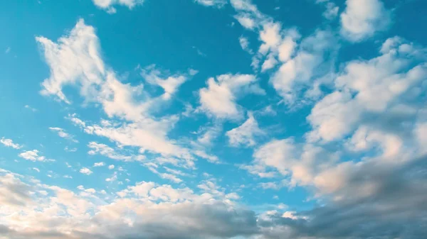 Trevlig moln på blå himmel — Stockfoto
