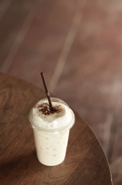 Ahşap masada buzlu kahve.