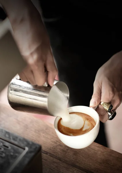 Barista nalil mléko v kávě espresso, zblízka střílel — Stock fotografie