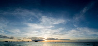 Gökyüzü ve deniz Si Chang Adası arka plan ile manzarayı