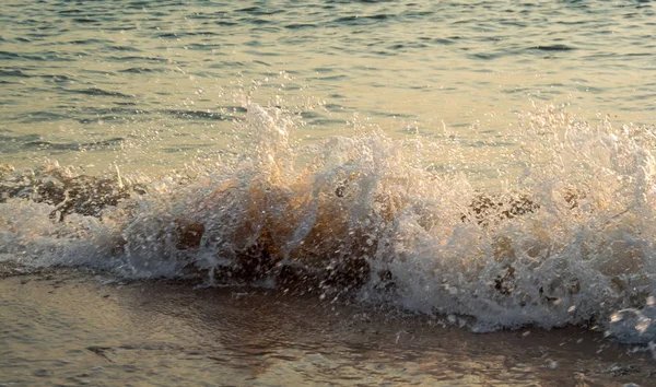 Deniz günbatımı ışık ile sörf — Stok fotoğraf