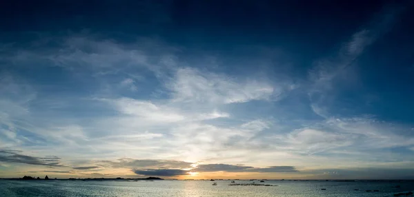 Panoramautsikt över himmel och hav med Si Chang island bakgrund — Stockfoto
