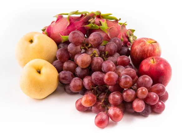 Frutas orgânicas isoladas sobre fundo branco — Fotografia de Stock