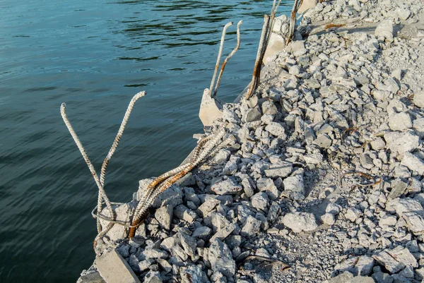 Ocel a beton, renovace na moři — Stock fotografie