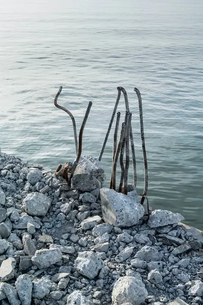 Ocel a beton, renovace na moři — Stock fotografie