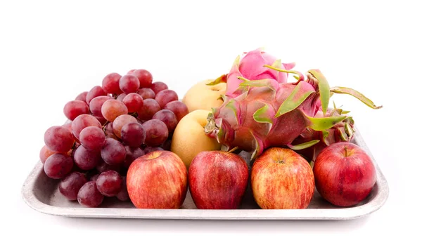 Frutas orgânicas isoladas sobre fundo branco — Fotografia de Stock