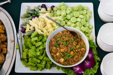 Sebze ile Tay baharatlı sos