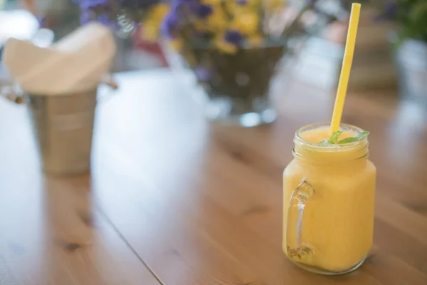 Mango smoothie, zdravé nápoje — Stock fotografie
